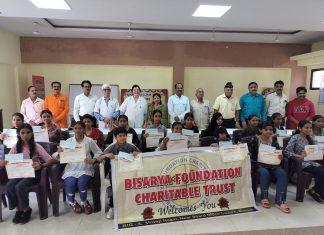 स्वर्गीय डॉक्टर आर .के .विसरिया जी की स्मृति में 20 कन्याओं को छात्रवृत्ति के चेक वितरित किये गये