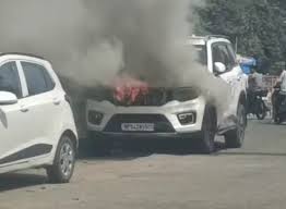 भोपाल के शाहपुरा इलाके में खड़ी कार में अचानक लगी आग, लोगों की सूझबूझ से टला बड़ा हादसा