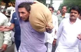 गेहूं का बोरा कंधों पर उठाकर केंद्रीय कृषि मंत्री शिवराज सिंह के बंगले पहुंचे जीतू पटवारी