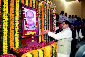 अर्जुन सिंह विकास और जनहित के प्रति समर्पित नेता थे, विधानसभा में अर्पित की गई पूर्व मुख्यमंत्री अर्जुन सिंह को पुष्पांजलि