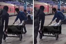 महाकाल दर्शन कर लौट रहे श्रद्धालु को आया हार्ट अटैक, स्ट्रेचर नहीं मिला तो सामान ढोने वाली ट्रॉली पर लादकर भागे दोस्त