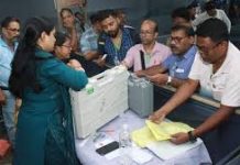 पश्चिम बंगाल का चुनाव करवा रहे 65 चुनाव अधिकारी ही मतदाता सूची से बाहर