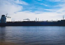 ईरान की आईआरजीसी ने होर्मुज जलडमरूमध्य में मालवाहक जहाज पर गोलीबारी की