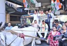पेट्रोल-डीजल की बढ़ी कीमतों को लेकर कांग्रेस ने सरकार के खिलाफ खोला मोर्चा, बैलगाड़ी के साथ किया प्रदर्शन