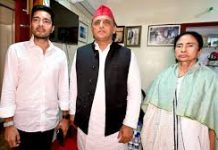 कोलकाता में ममता से मिले अखिलेश, अभिषेक को गले लगाकर बोले- कोई नहीं, तुम अच्छा लड़े