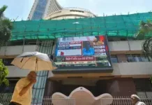 मिश्रित वैश्विक संकेतों और कच्चे तेल में गिरावट से भारतीय शेयर बाजार सपाट खुला