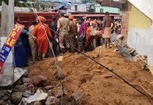 केरल के मिट्टी से भरा बेलगाम ट्रक बस स्टॉप से टकराया, 3 की मौत, कई छात्र घायल