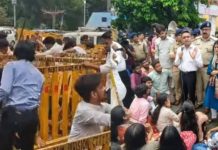 एमएलबी गल्र्स कॉलेज के पास शराब दुकान हटाने की मांग को लेकर एबीवीपी का प्रदर्शन