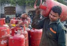 सरकार ने उज्ज्वला योजना में सब्सिडी वाले सिलेंडरों की संख्या घटाई, अब एक साल में 9 की जगह मिलेंगे सिर्फ 4 सिलेंडर