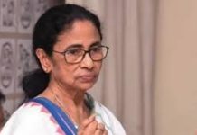 सिग्नेचर स्कैंडल को लेकर ममता बनर्जी की बढ़ी मुश्किलें, वॉरंट लेकर सीआईडी की टीम पहुंची घर