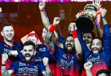 ढोल की थाप पर नाचे कोहली और क्रुणाल, चैंपियन बनने के बाद जमकर मना जश्न