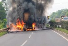 डिवाइडर फांदकर आपस में भिड़े दो ट्रक, आग का गोला बनी गाडिय़ों में जिंदा जल गए दोनों ड्राइवर