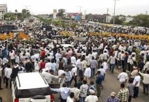 भोपाल में बीच सडक़ पर डटे हजारों किसान