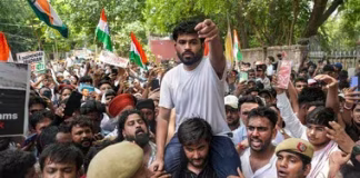 ‘कॉकरोच’ पर टूट पड़ी दिल्ली पुलिस की लाठी, जंतर-मंतर पर पीटे गए प्रदर्शनकारी