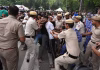 कॉकरोच’ पर टूट पड़ी दिल्ली पुलिस की लाठी, जंतर-मंतर पर पीटे गए प्रदर्शनकारी