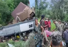 बाबा बर्फानी के दर्शन कर लौट रहे श्रद्धालुओं के साथ बड़ा हादसा, गांदरबल में मकान पर गिरी बस; 30 श्रद्धालु घायल