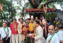 गुरु मनोहर उन्मुक्त योग केंद्र में शान से लहराया तिरंगा, योग साधकों ने दी राष्ट्रभक्ति की मिसाल