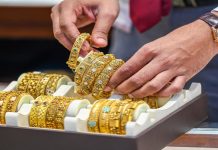 सोना मामूली महंगा, चांदी में 1,580 रुपये की बड़ी गिरावट